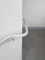 滑りやすい外階段も手すりをしっかり握って安全に 滑りやすい外階段も手すりをしっかり握って安全に